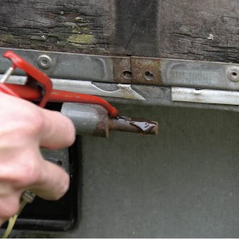 Gångjärn till släpvagn: Ge gångjärnstappen lite olja Gångjärn till släpvagn: Ge gångjärnstappen lite olja